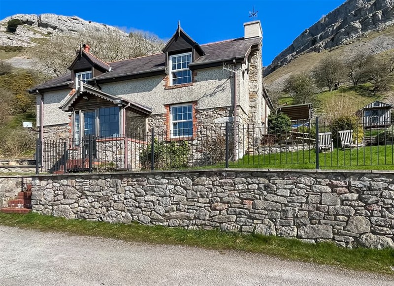 Panorama Cottages - The Farmhouse, Llangollen has a hot tub