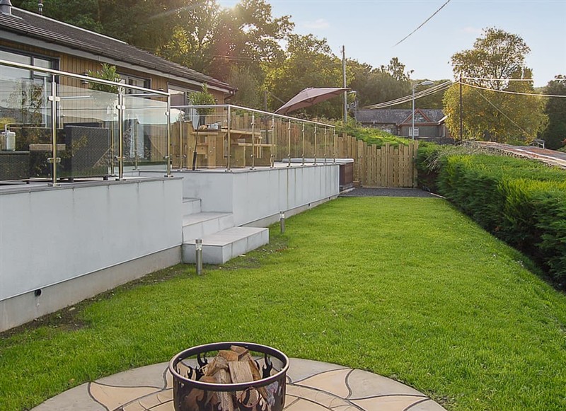 Paradwys, Dolgellau has a hot tub