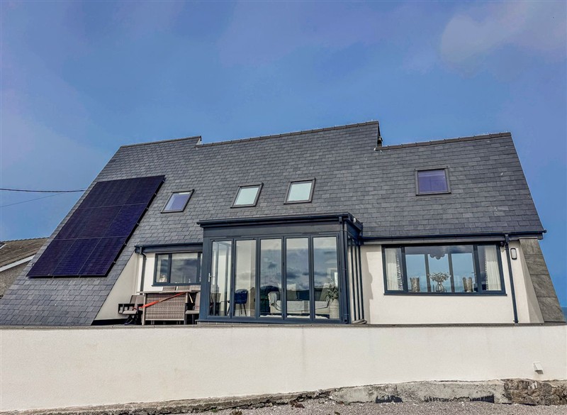 Pengarnedd, Amlwch, Ynys Môn / Isle of Anglesey has a hot tub