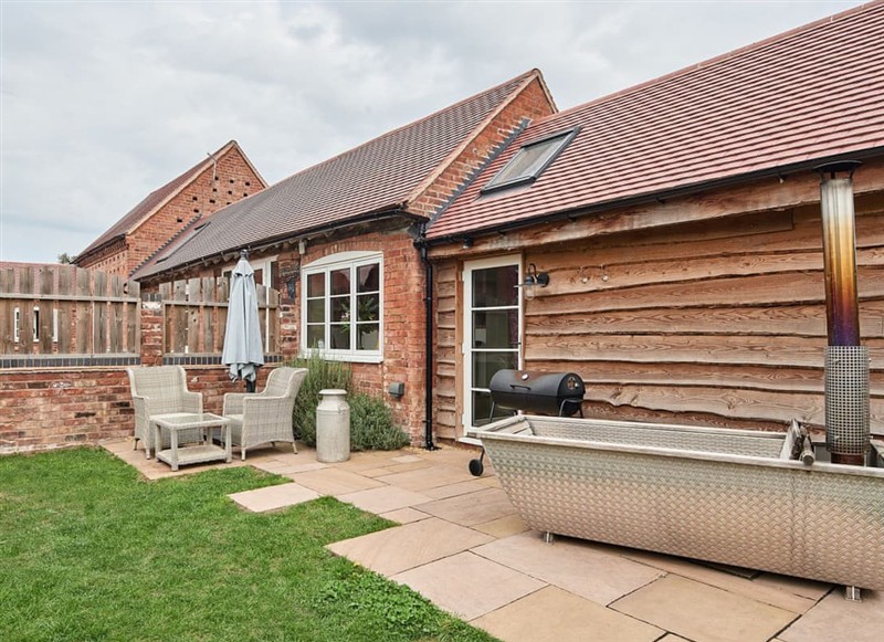 Pickle Lodge, Worcester has a hot tub