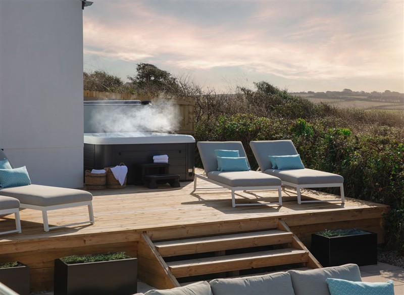 Polview, Crantock, Cornwall has a hot tub