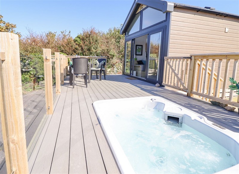 Posh Pod, Cemaes Bay, Ynys Môn / Isle of Anglesey has a hot tub