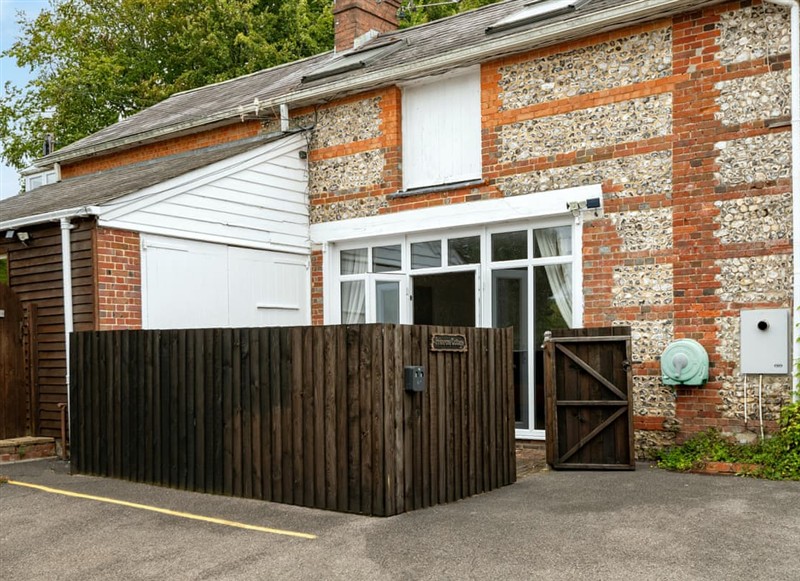 Primrose, Blandford Forum has a hot tub