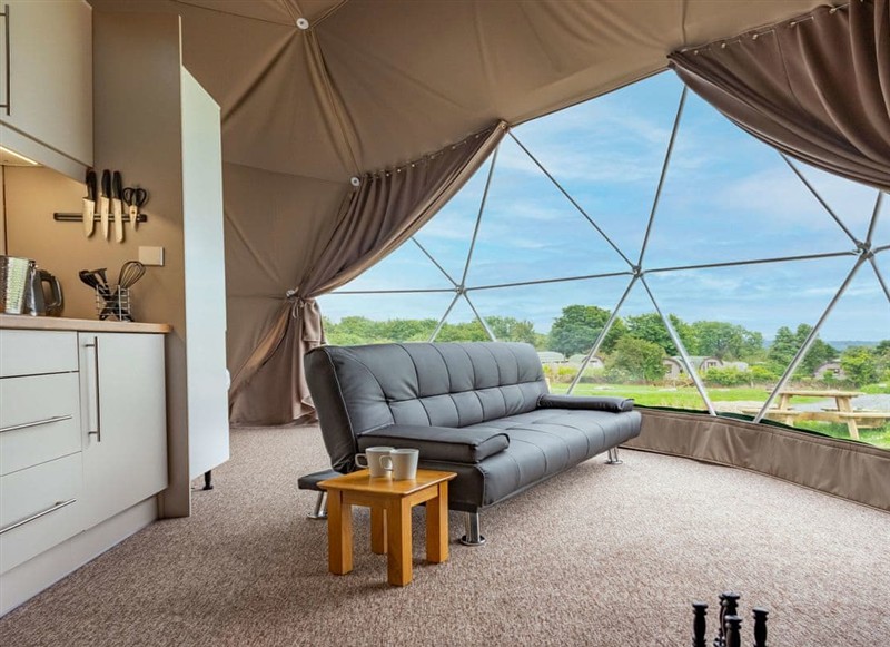 Primrose, Brynteg, near Benllech has a hot tub