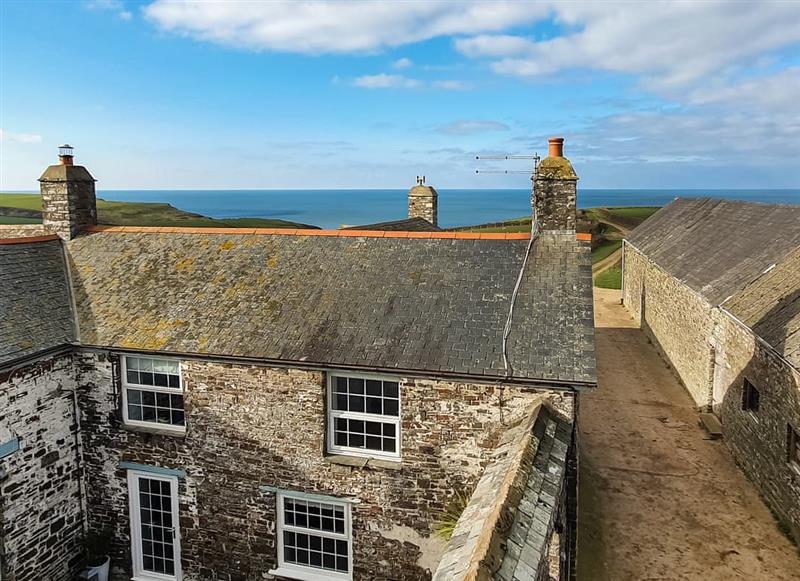 Puffin House, Hartland has a hot tub