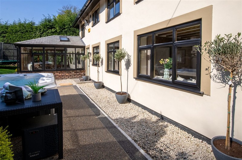 Rainbow Cottage, Aughton near Ormskirk, Lancashire sleeps 7 people