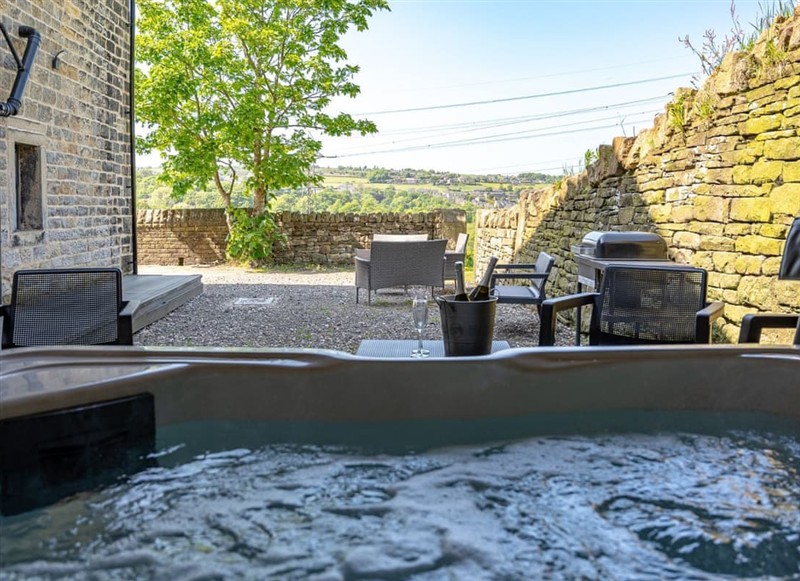 Ridge Barn, Ripponden has a hot tub