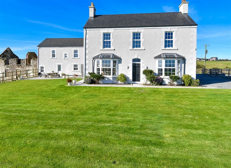 Ridge Farmhouse, Llanerchymedd has a hot tub