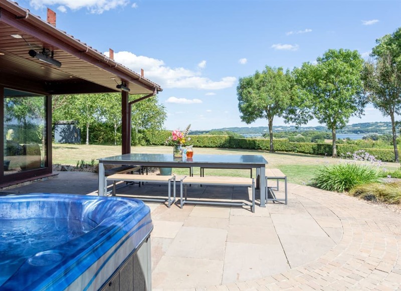 Ridge Lakeview, Chew Stoke has a hot tub