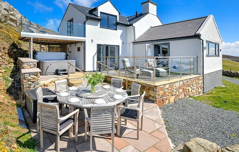 Ridge Lawd, Anglesey sleeps 8 people