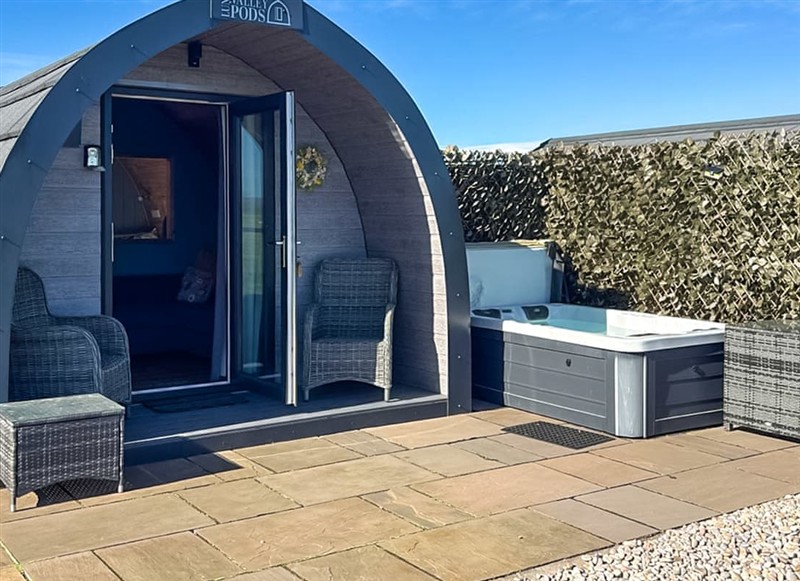 Rose Acre Retreat - The Appleton, Brompton has a hot tub