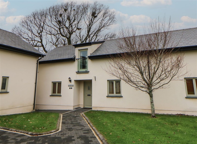 Rose Apartment, Oldwalls near Reynoldston, Swansea has a hot tub