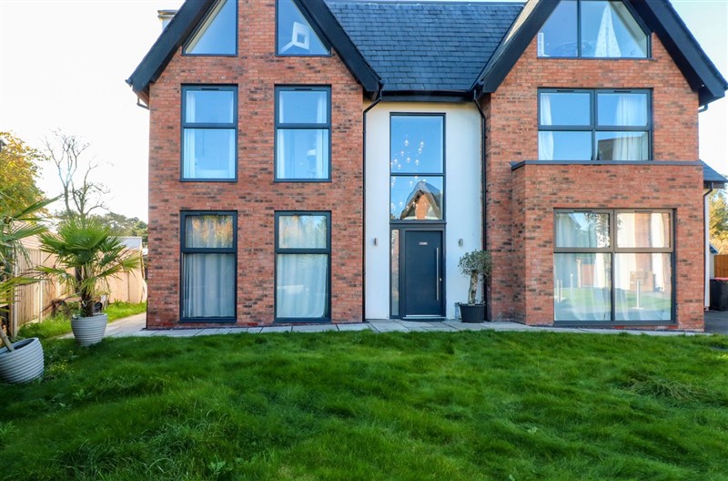 Rye Croft, Willaston near Neston, Cheshire sleeps 16 people