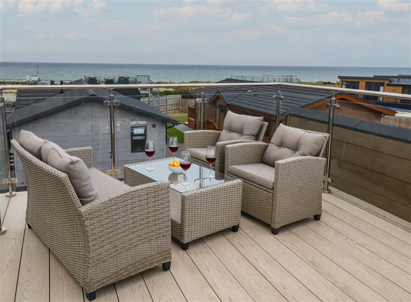 Sandy Snug, Bacton, Norfolk has a hot tub