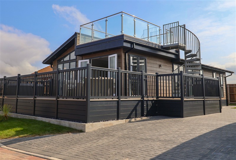 Sandy Snug, Bacton, Norfolk sleeps 4 people