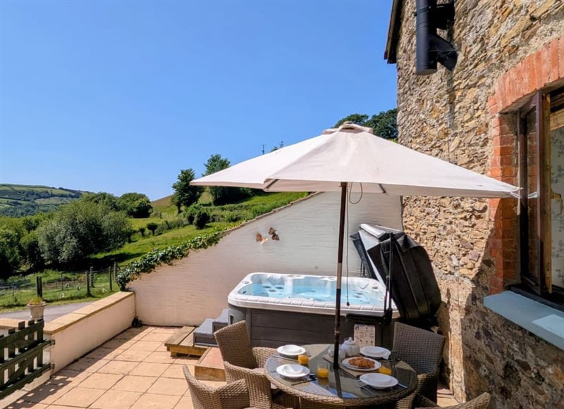 School Cottage, Ilfracombe has a hot tub