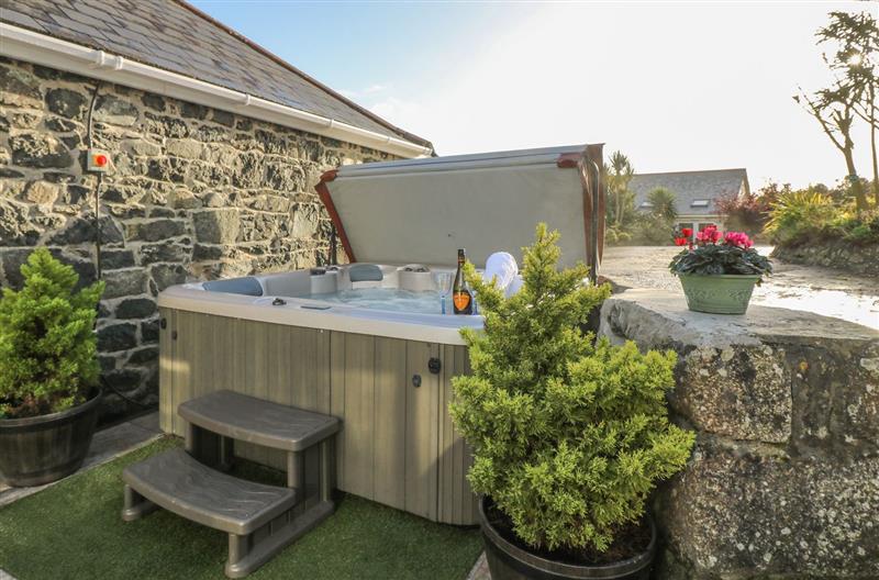 Scrumpy, Mullion, Cornwall sleeps 6 people