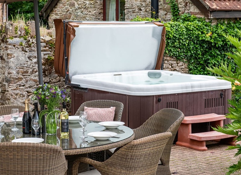 Sea Drift, Nutcombe Hill has a hot tub
