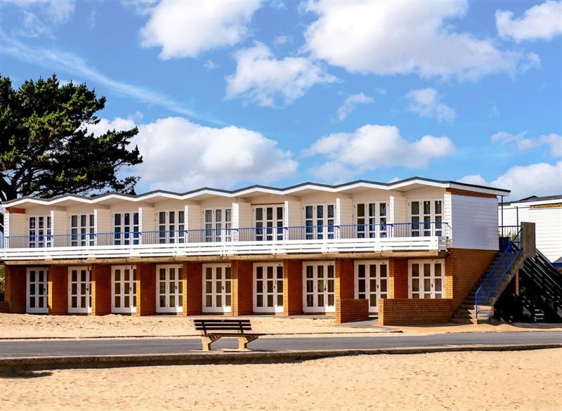 Seaheaven, Sandbanks, Dorset has a hot tub
