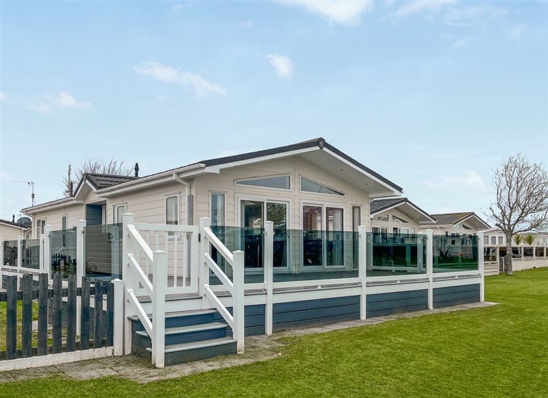 Serenity at Lakeside, Patrington Haven has a hot tub