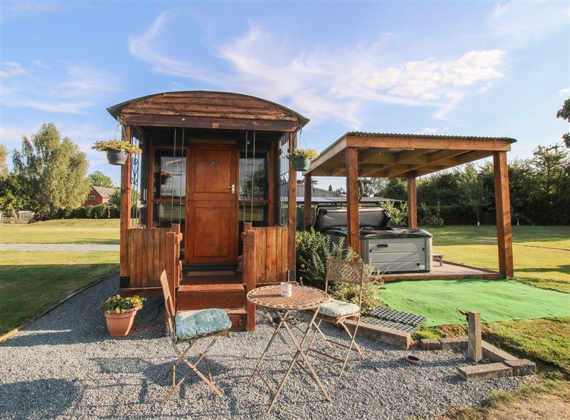 Sharon's Shepherd Hut, Knockin, Shropshire has a hot tub