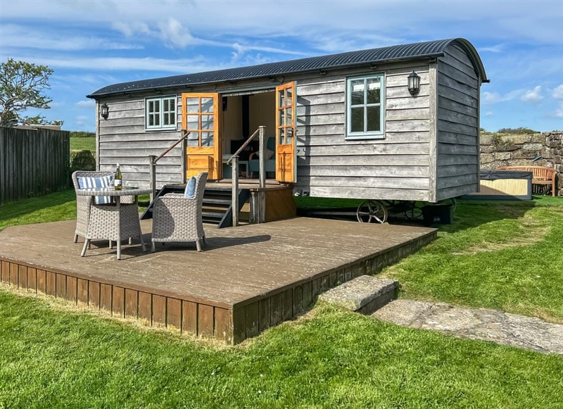 Shepherds Hut, St Buryan has a hot tub