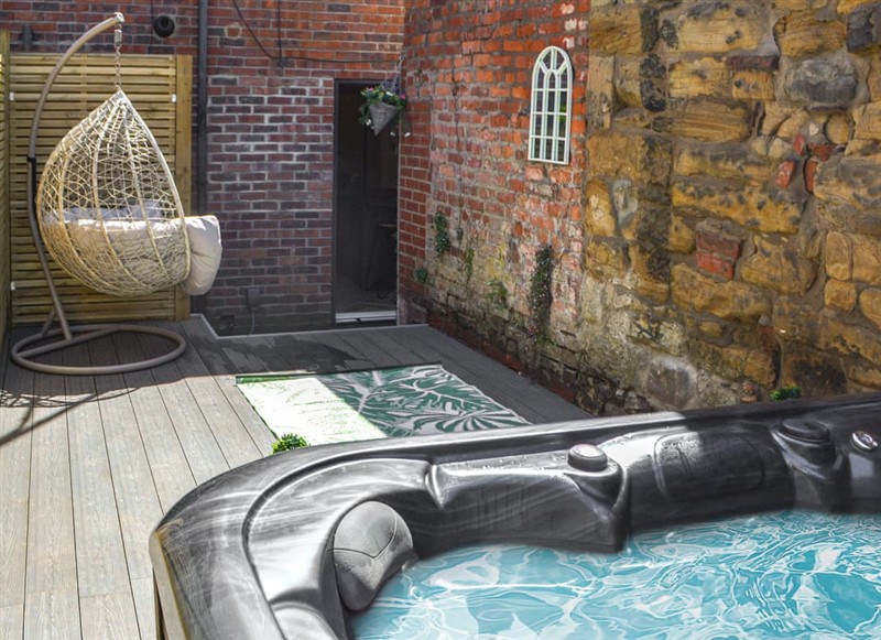 Silver Cottage, Morpeth has a hot tub