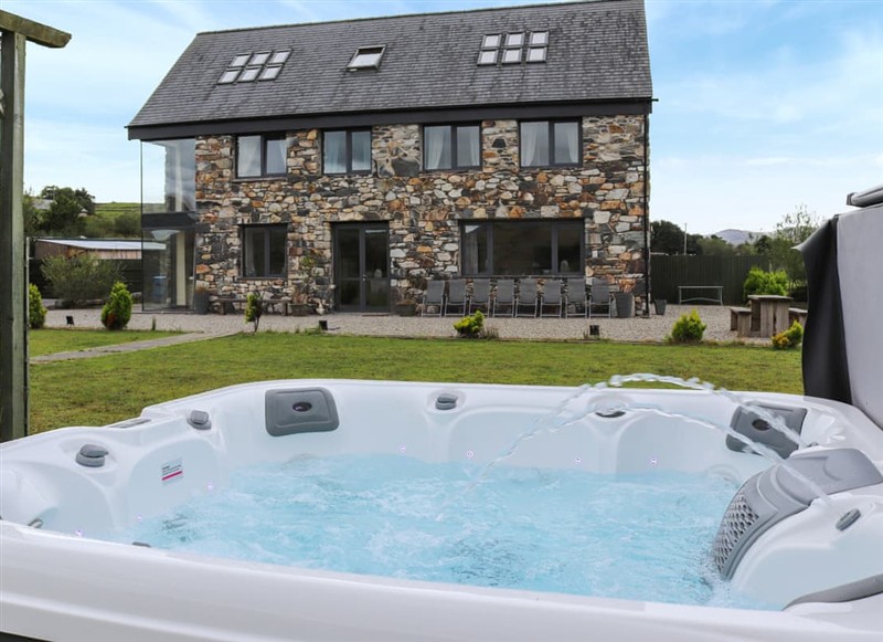 Snowdon Summit View, Nebo, near Caeranrfon has a hot tub