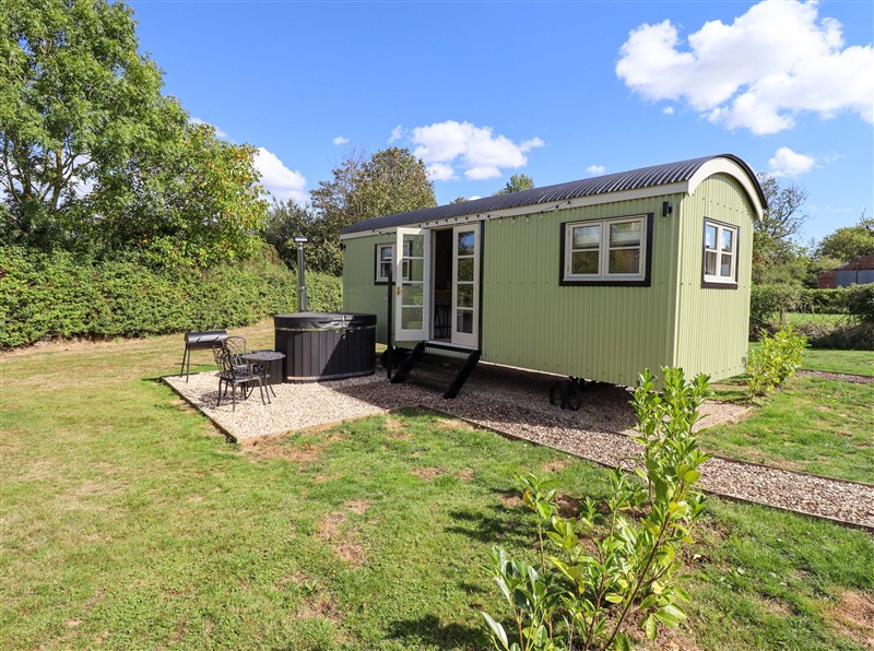 Snowdrop, Ashby-cum-Fenby near Waltham, Lincolnshire has a hot tub