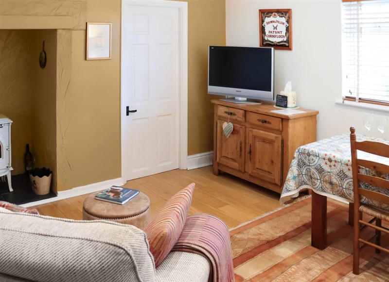 Snowdrop Cottage, St Davids has a hot tub