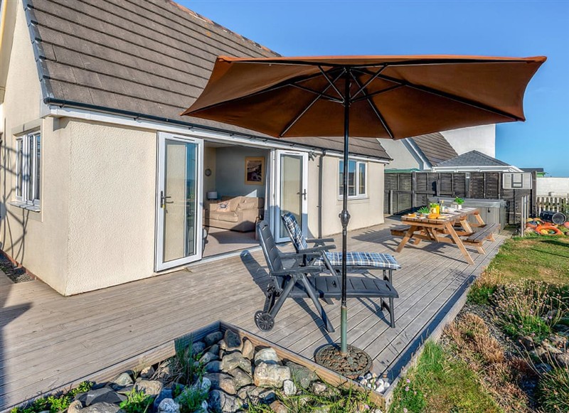 Sound Of The Sea, Tywyn has a hot tub