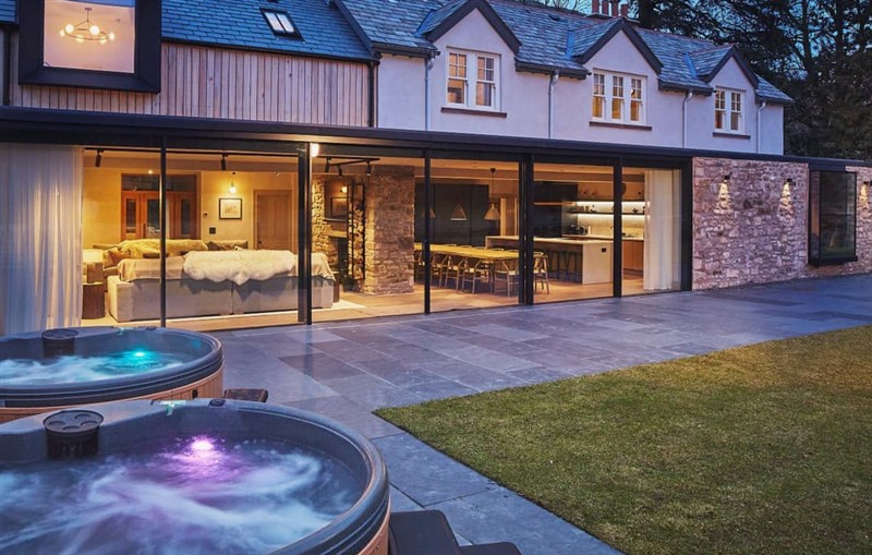 Starfell Cottage, Eskdale sleeps 16 people