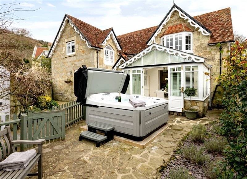 Stone Manor, Ventnor has a hot tub