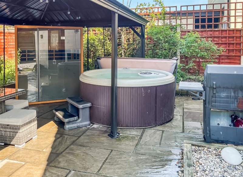 Sunnyside House, Latchingdon, near Maldon has a hot tub