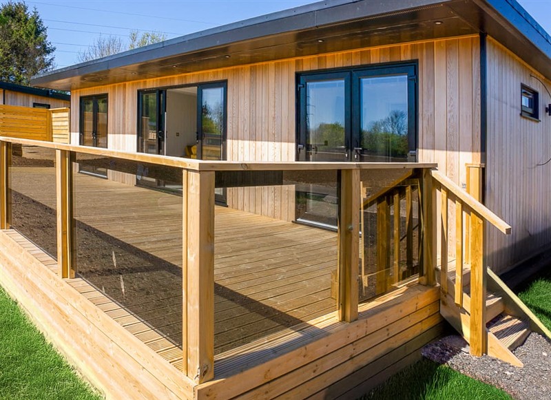 Swan Lake Lodge, Holmewood Lakes has a hot tub