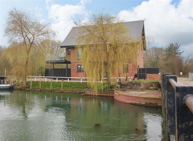 Swing Bridge Cottage, Brandesburton, East Riding of Yorkshire has a hot tub