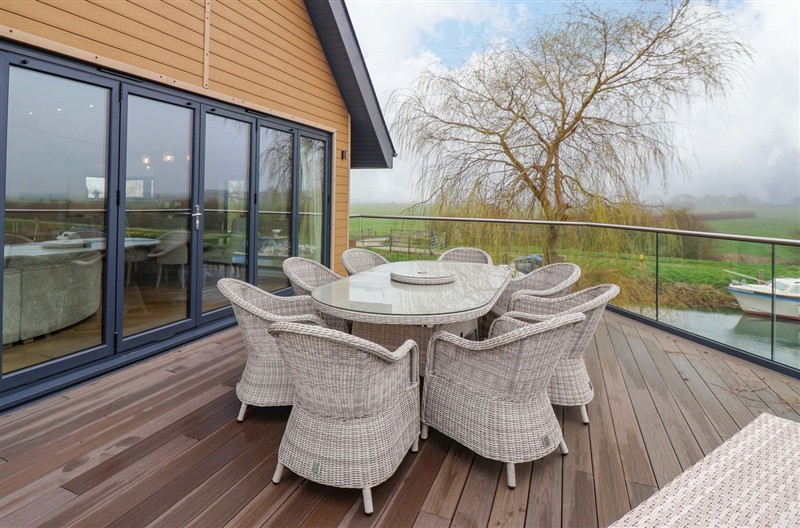 Swing Bridge Cottage, Brandesburton, East Riding of Yorkshire sleeps 8 people