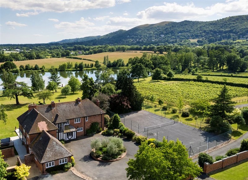 Thatch Gate, Malvern has a hot tub