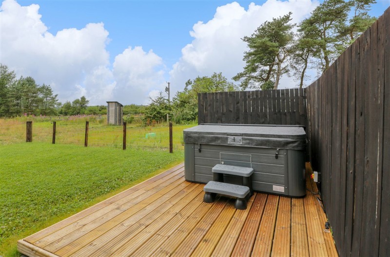 The Barn, Drumbow Farm, Caldercruix, North Lanarkshire sleeps 8 people