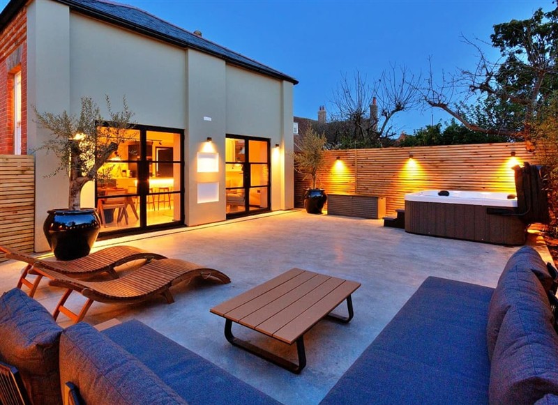 The Beach Loft, Ashford has a hot tub