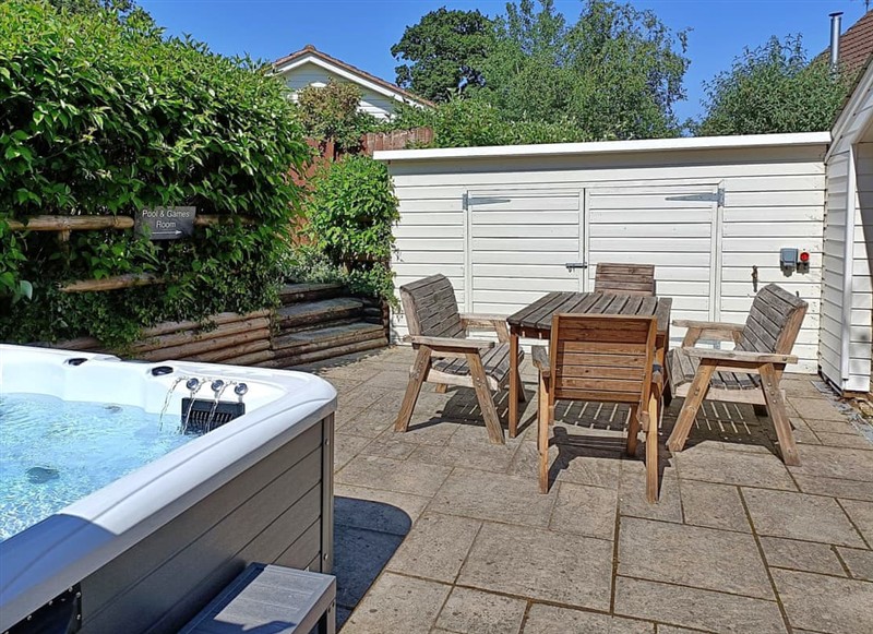 The Boathouse Loft Little Dunley, Bovey Tracey has a hot tub