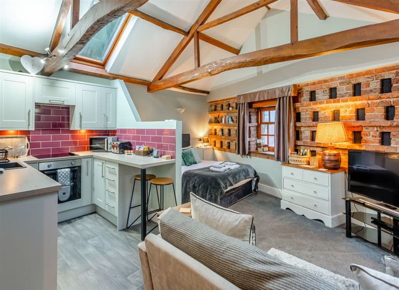 The Carriage House - Studio 3A, Bilbrough, near York has a hot tub