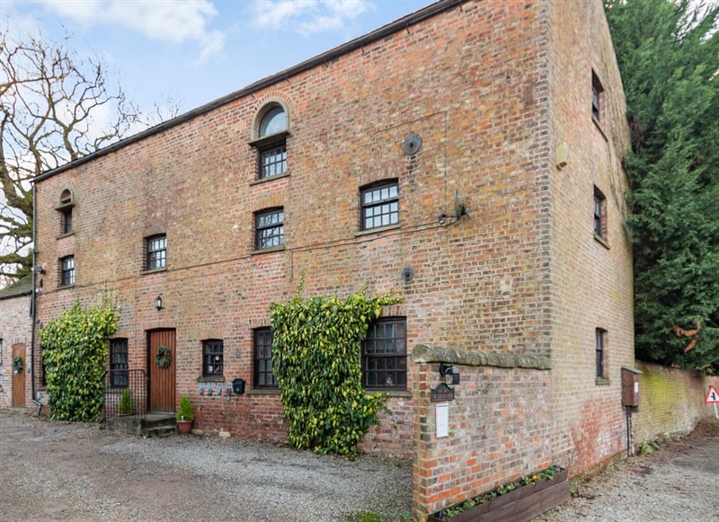 The Carriage House - Studio 3B, Bilbrough, near York has a hot tub
