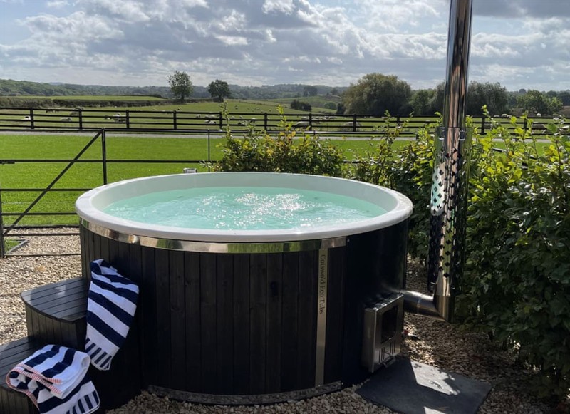 The Carriage House, Warwick has a hot tub