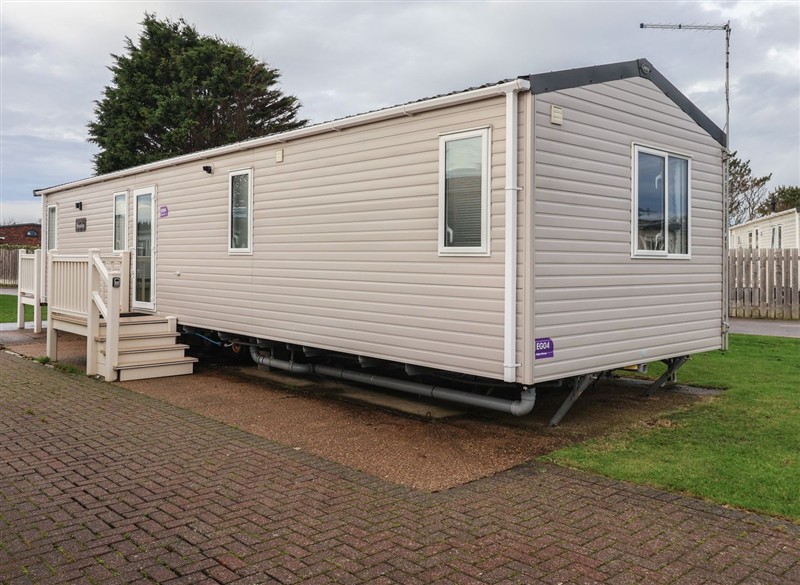 The Driftwood, High Skirlington near Skipsea, East Riding of Yorkshire has a hot tub