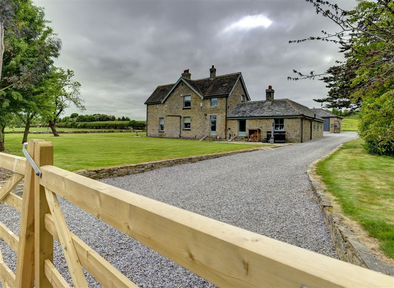 The Farm House, Aldbrough St. John near Barton, North Yorkshire has a hot tub