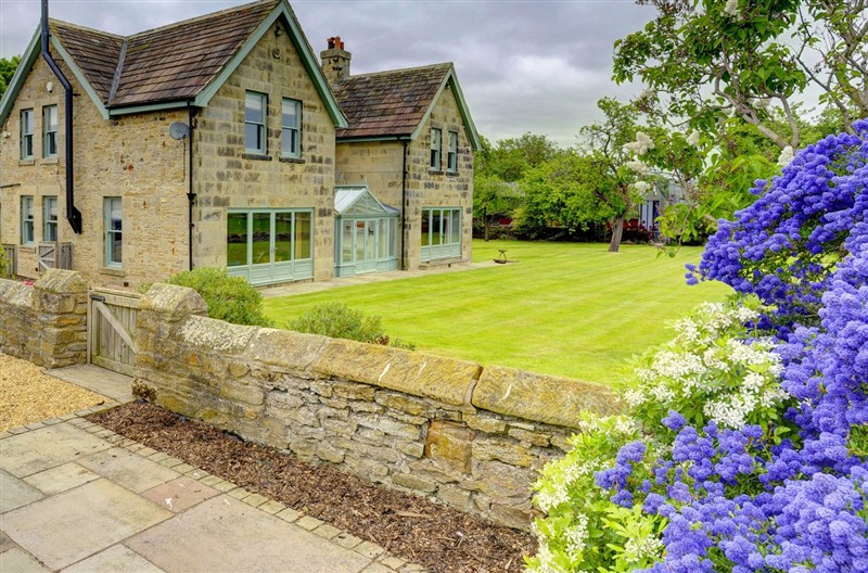 The Farm House, Aldbrough St. John near Barton, North Yorkshire sleeps 10 people