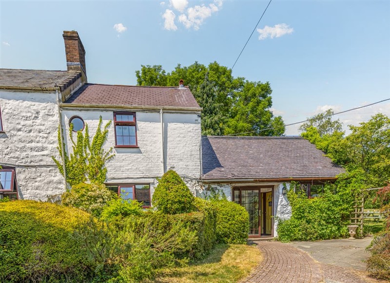 The Farmhouse, Betws Yn Rhos has a hot tub
