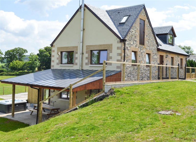 The Farmhouse, Linlithgow has a hot tub