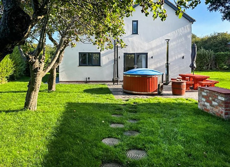 The Farmhouse, Mold and the Clwydian Range has a hot tub